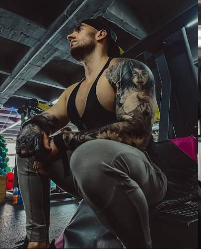 Ciro entrenando pierna en el gimnasio